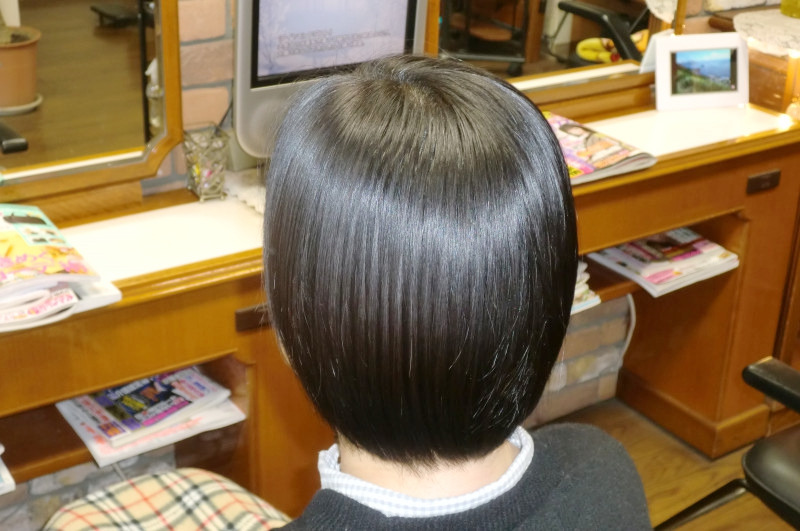 マレーアレナータ縮毛矯正とマニキュア同時で美しいショートヘアのストレート!